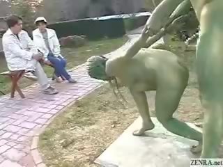 Vihreä japanilainen puutarha statues naida sisään julkinen
