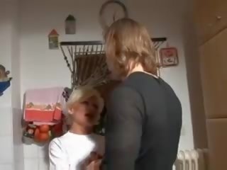 Super blondýna nemecké babka buchol v kuchyňa