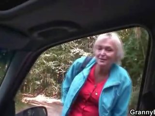 Starý babka vychádzky môj zobanie vták právo v the autobus