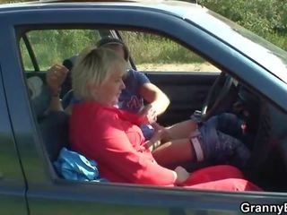 Vecs iedomāts sieviete sniedz vadītājs uz the automašīna tad doggystyled