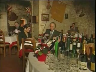 Suave italialainen ripened huijaaminen aviomies päällä restaurant