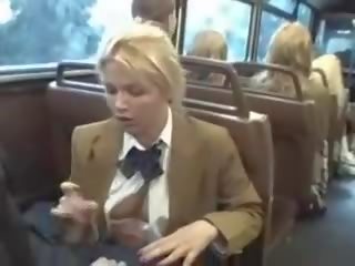 Blondynka cecha ssać azjatyckie youngsters johnson na the autobus