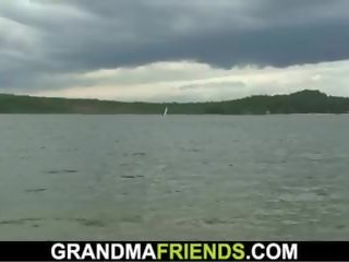 Vechi bunica și adolescenta youths in 3 în aer liber, sex video film 61