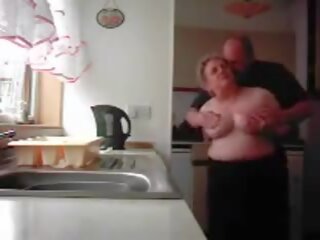 Vanaema ja vanaisa keppimine sisse a köögis