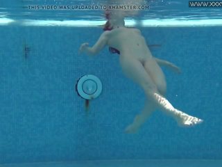 Ispititor nicole pearl cu mic tate în the piscina: gratis murdar video bb