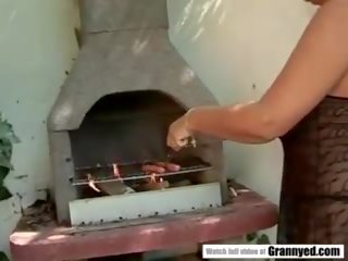 ผู้หญิงไซส์ใหญ่ fucks แทน ของ grilling, ฟรี รุ่นยาย เพศ คลิป แสดง 1a