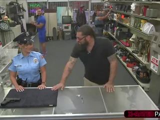 Sedusive 警察 女人 希望 到 pawn 她的 weapon 和 結束 向上 性交 由 shawn
