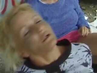 Une groupe de tourné sur allemand demoiselles obtention baisée par certains dur bite en plein air